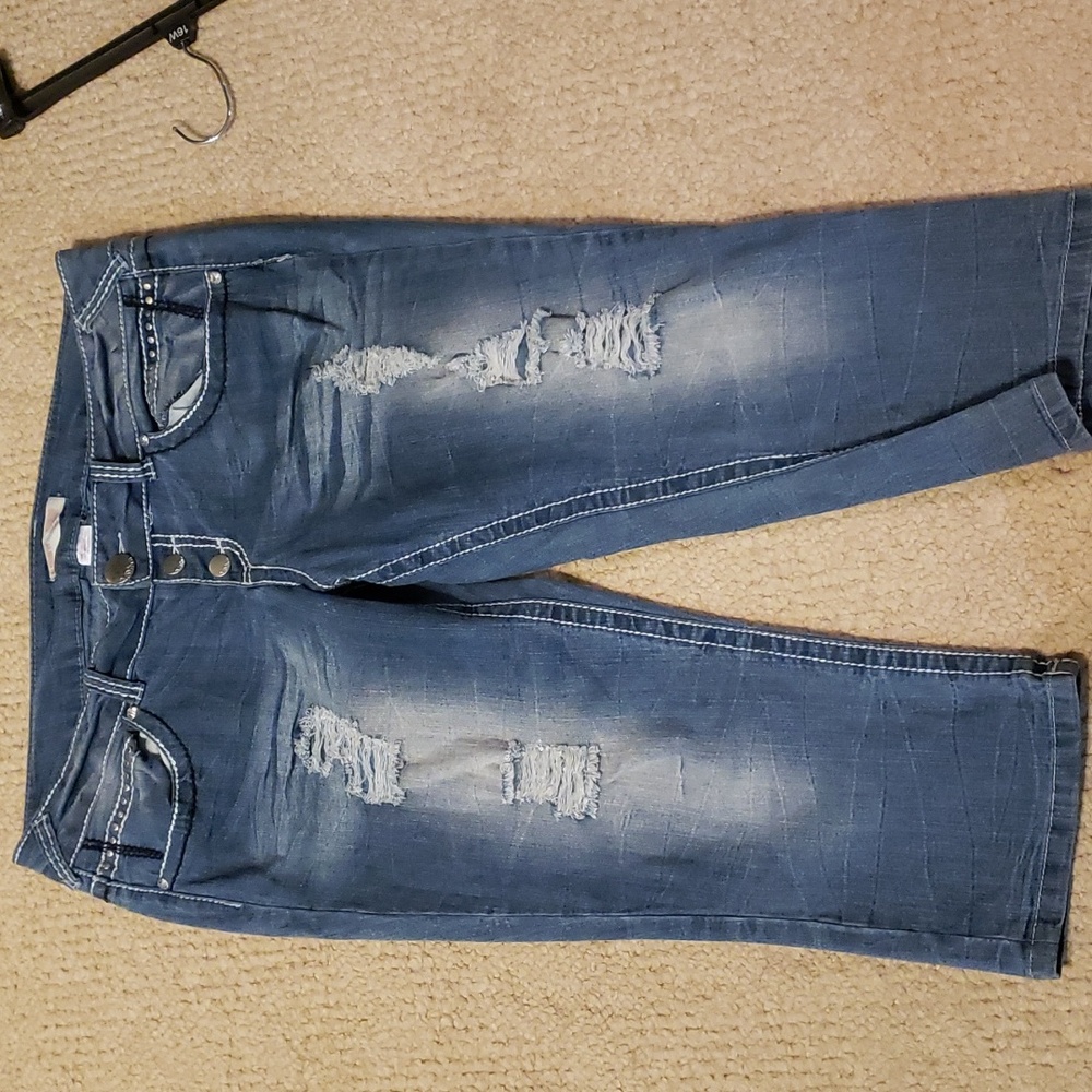 NO BOUNDARIES JUNIORS CAPRI DISTRESSED CAPRI SIZE 17